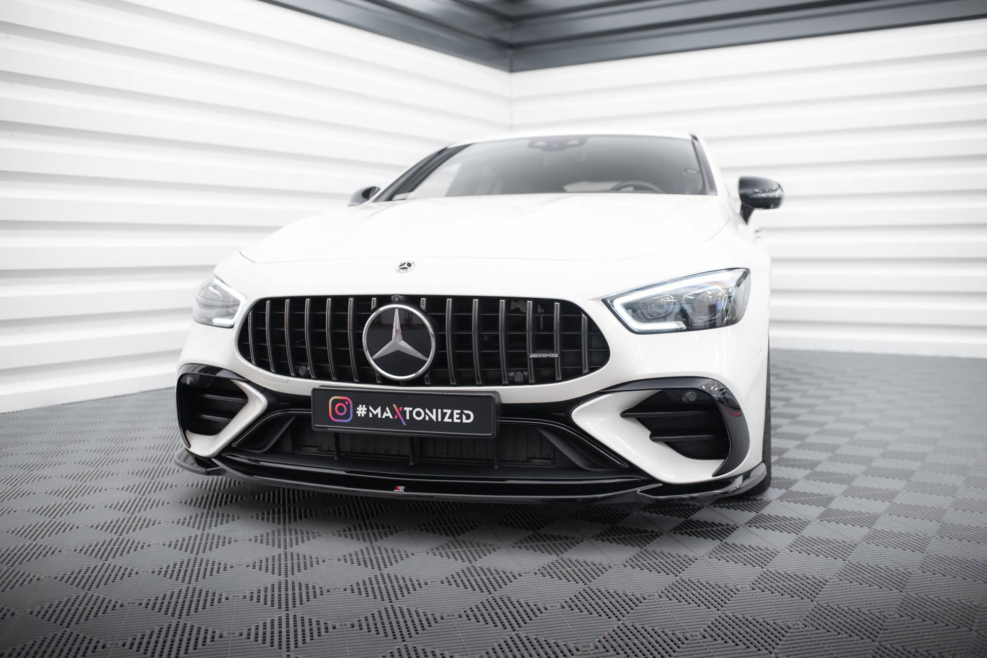 Maxton Front Ansatz V.1 für Mercedes-AMG GT 43 4 Door Coupe V8 Styling Package X290 schwarz Hochglanz
