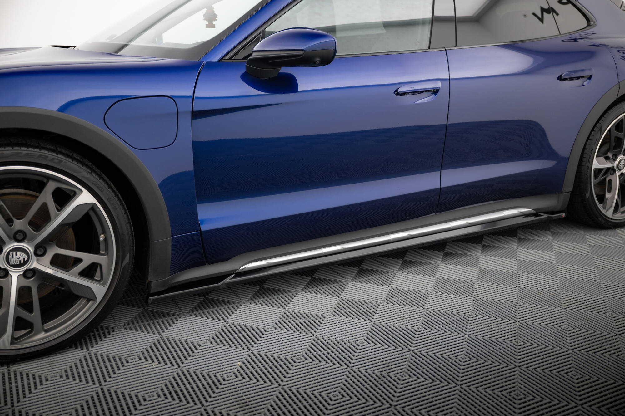 Maxton Seitenschweller Ansatz für Porsche Taycan Cross Turismo 4S schwarz Hochglanz