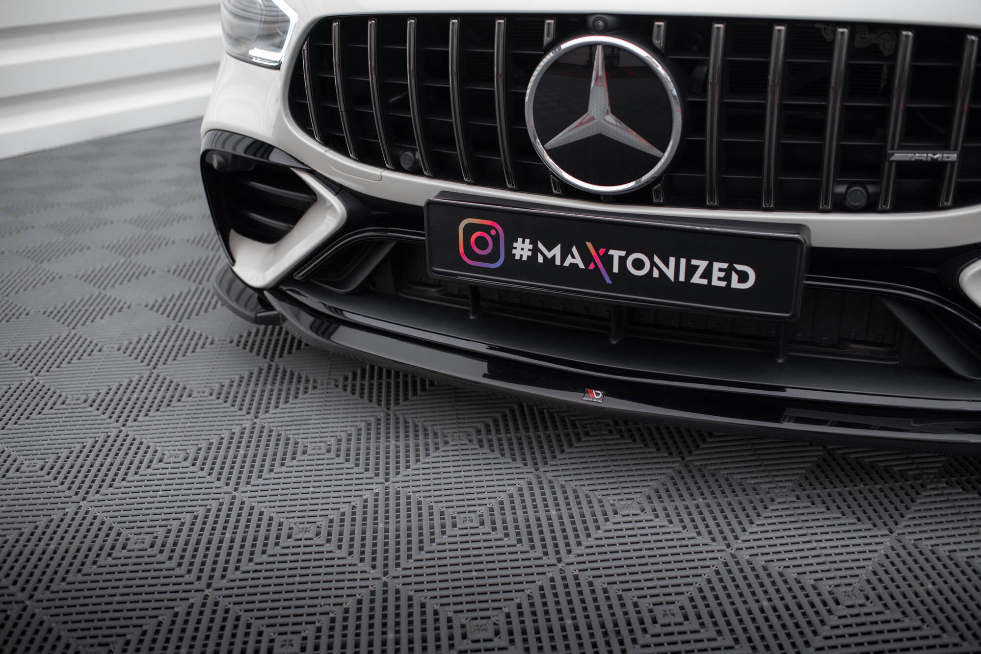 Maxton Front Ansatz V.1 für Mercedes-AMG GT 43 4 Door Coupe V8 Styling Package X290 schwarz Hochglanz