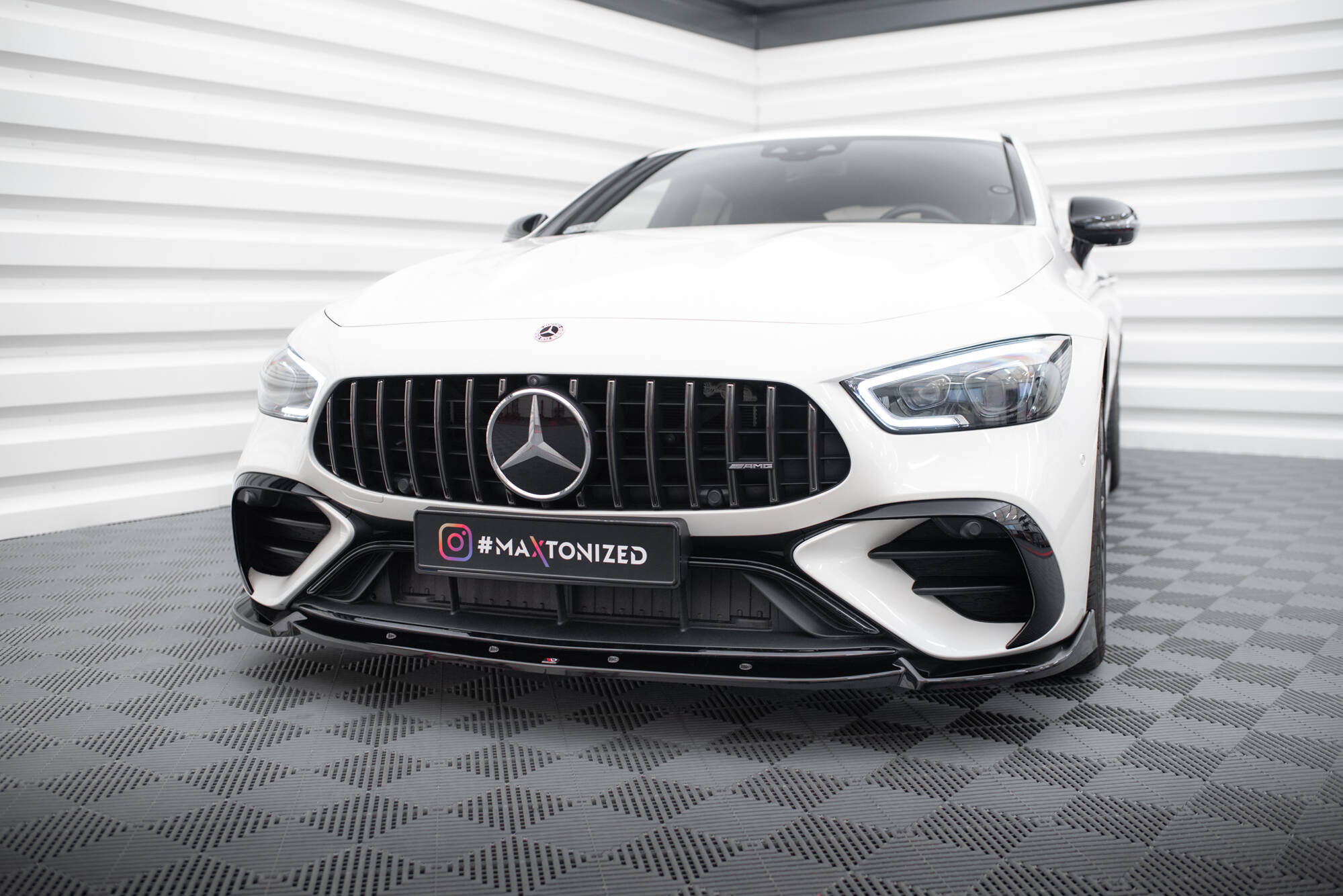Maxton Front Ansatz V.2 für Mercedes-AMG GT 43 4 Door Coupe V8 Styling Package X290 schwarz Hochglanz