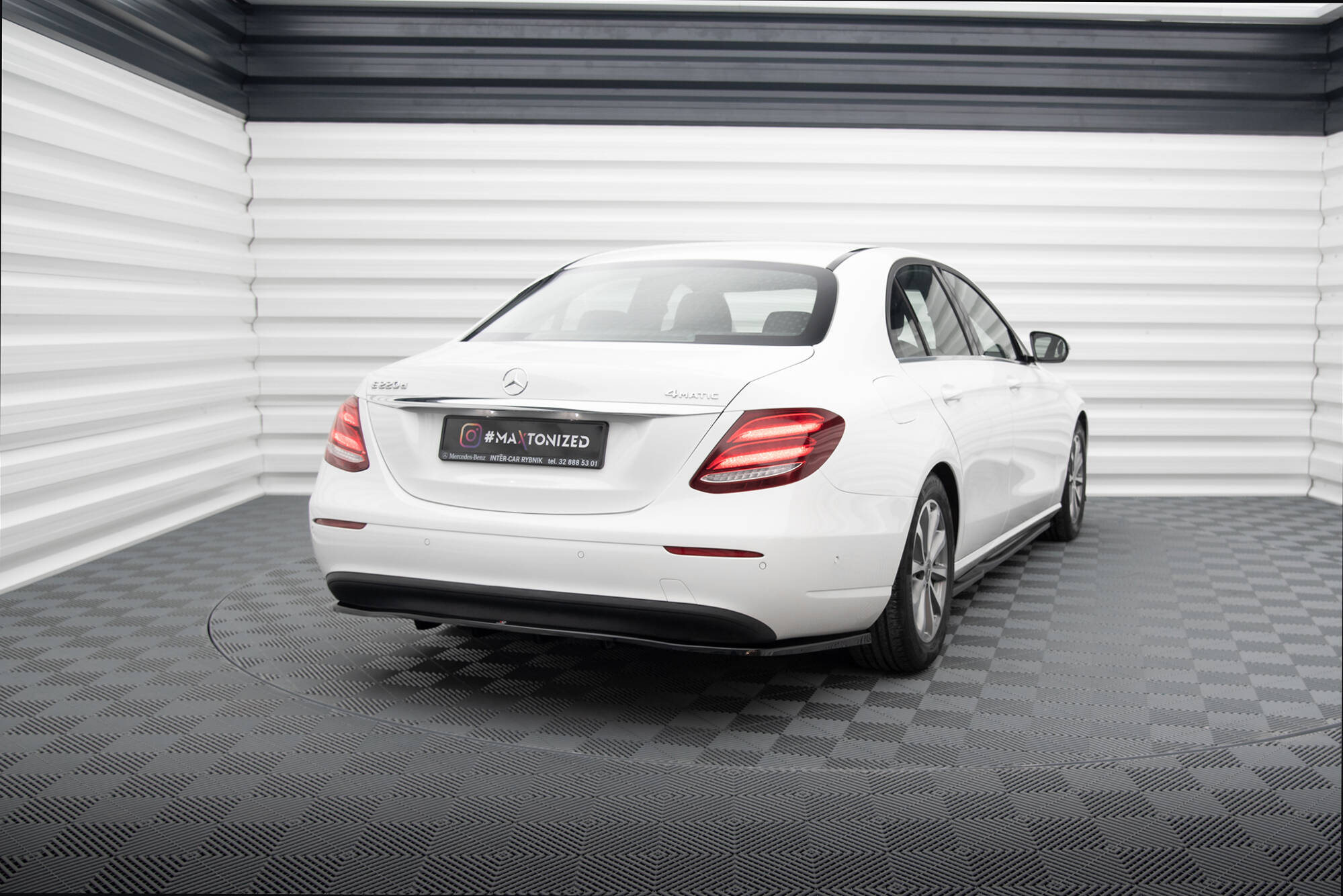 Maxton Mittlerer Cup Diffusor DTM Look Heck Ansatz passend für-Benz E W213 schwarz Hochglanz