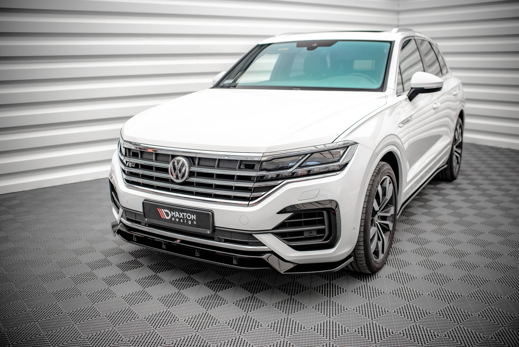 Maxton Front Ansatz für VW Touareg R-Line Mk3 schwarz Hochglanz