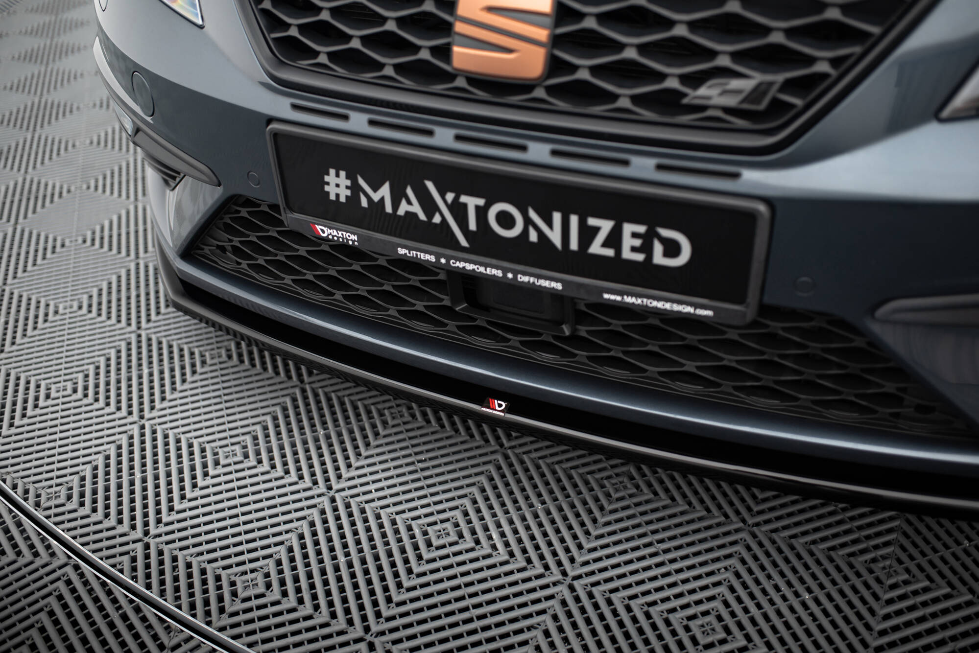 Maxton Front Ansatz V.1 für Seat Leon Cupra / FR Mk3 FL schwarz Hochglanz