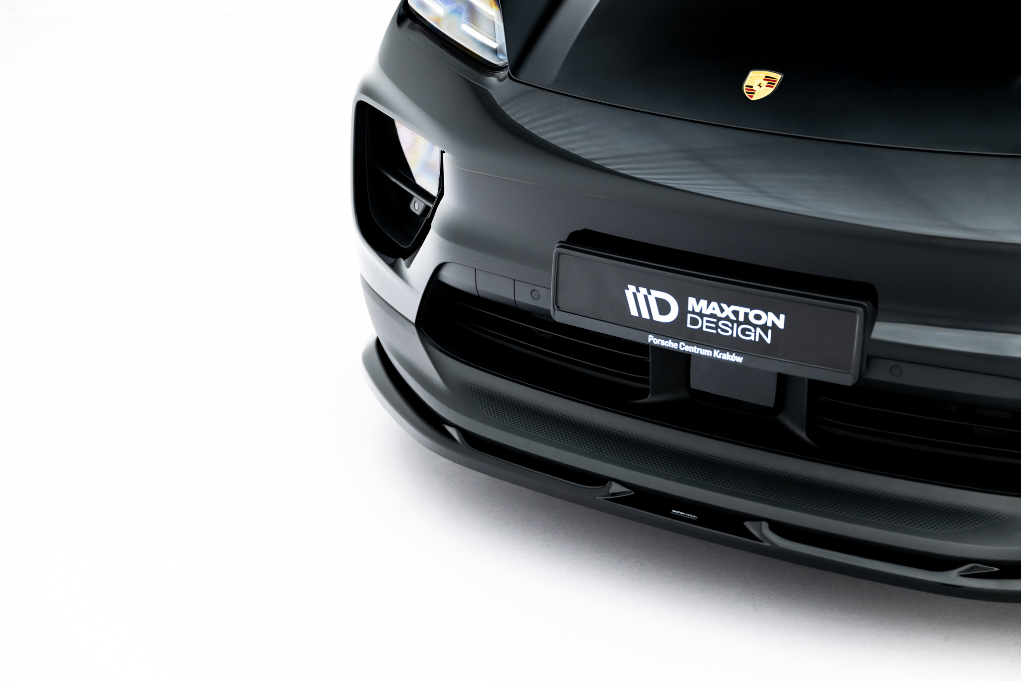 Maxton Front Ansatz für Porsche Macan EV Mk1 schwarz Hochglanz