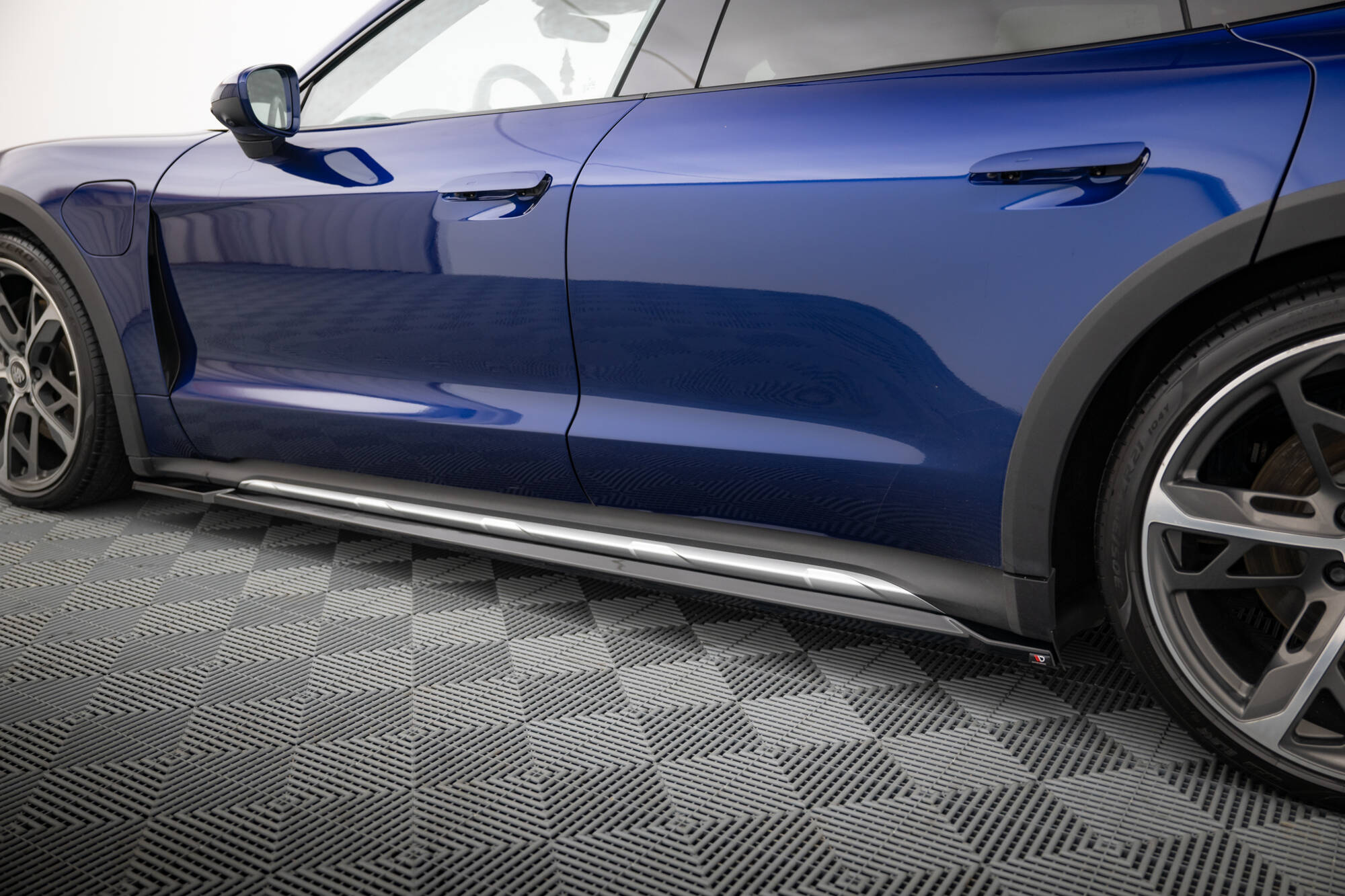 Maxton Seitenschweller Ansatz für Porsche Taycan Cross Turismo 4S schwarz Hochglanz