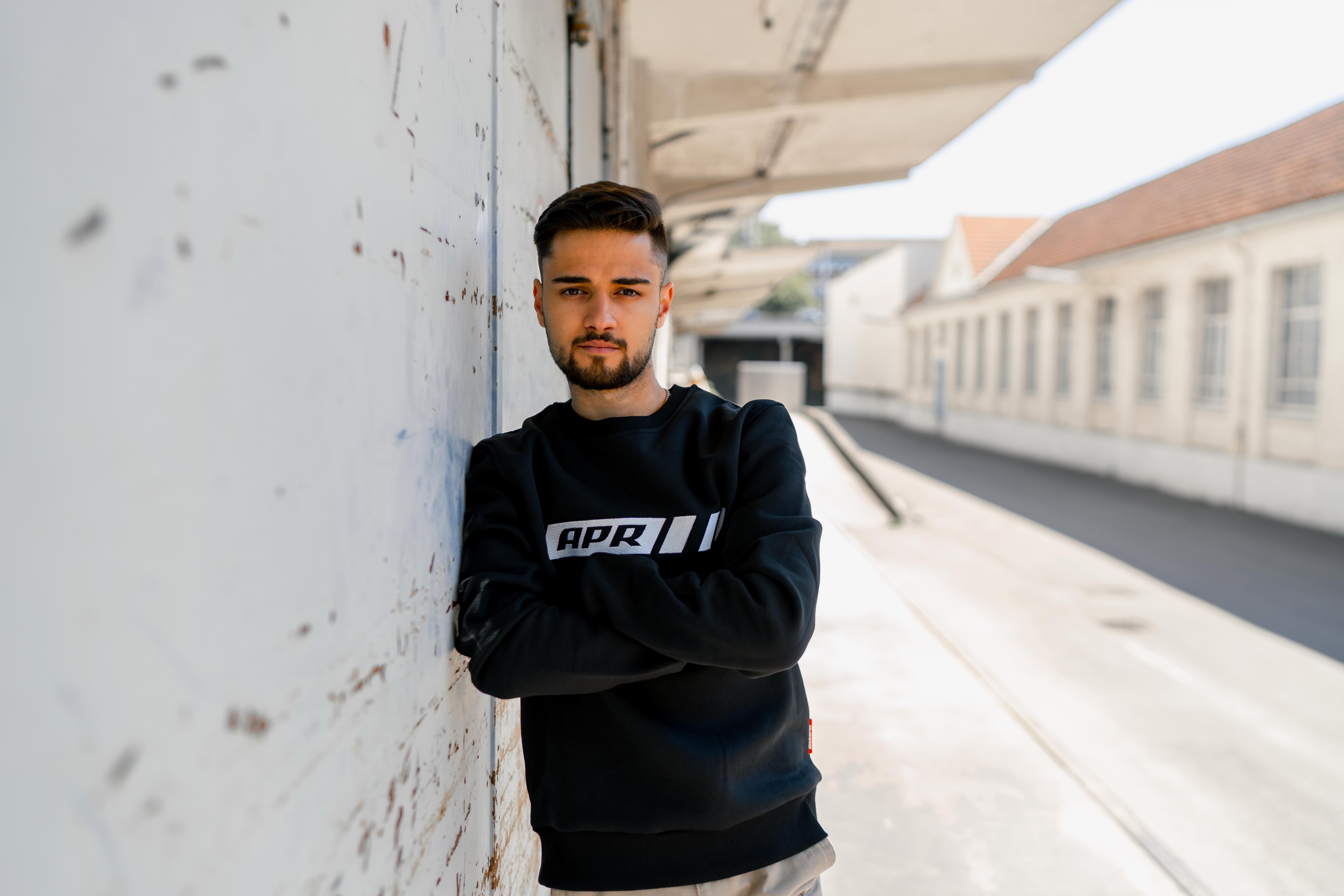 Premium APR Essentials Sweater Stick weiss