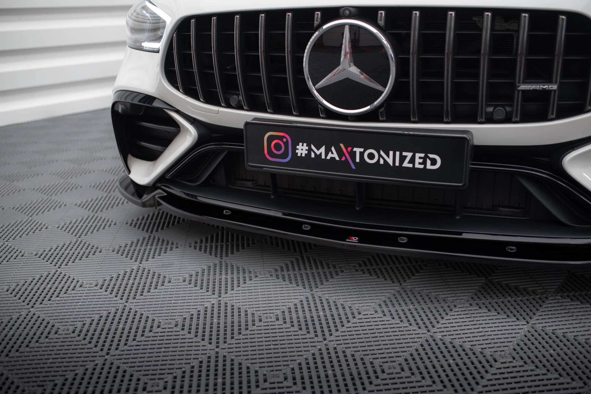 Maxton Front Ansatz V.2 für Mercedes-AMG GT 43 4 Door Coupe V8 Styling Package X290 schwarz Hochglanz