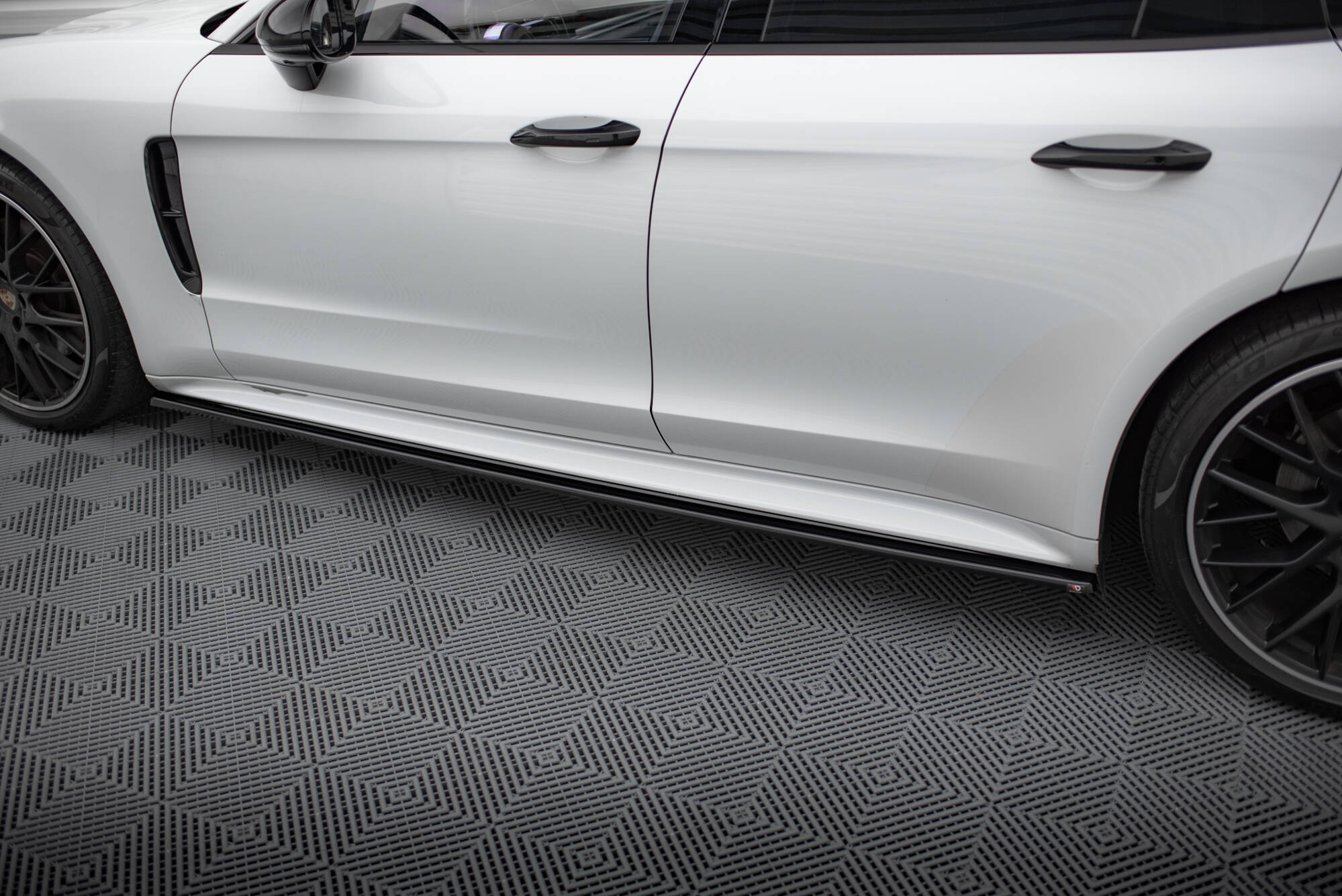 Maxton Seitenschweller Ansatz für Porsche Panamera GTS 971 schwarz Hochglanz