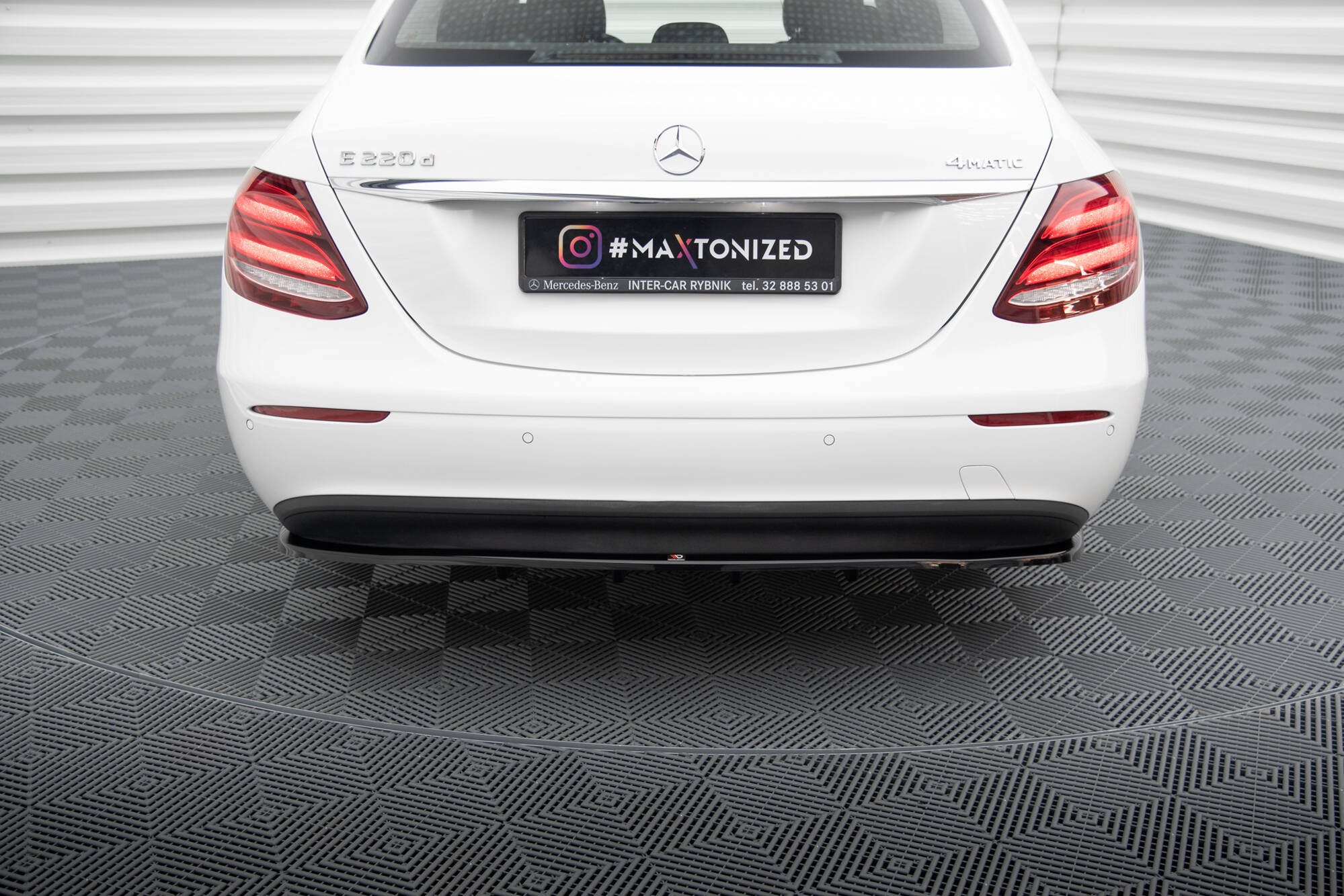 Maxton Mittlerer Cup Diffusor DTM Look Heck Ansatz passend für-Benz E W213 schwarz Hochglanz