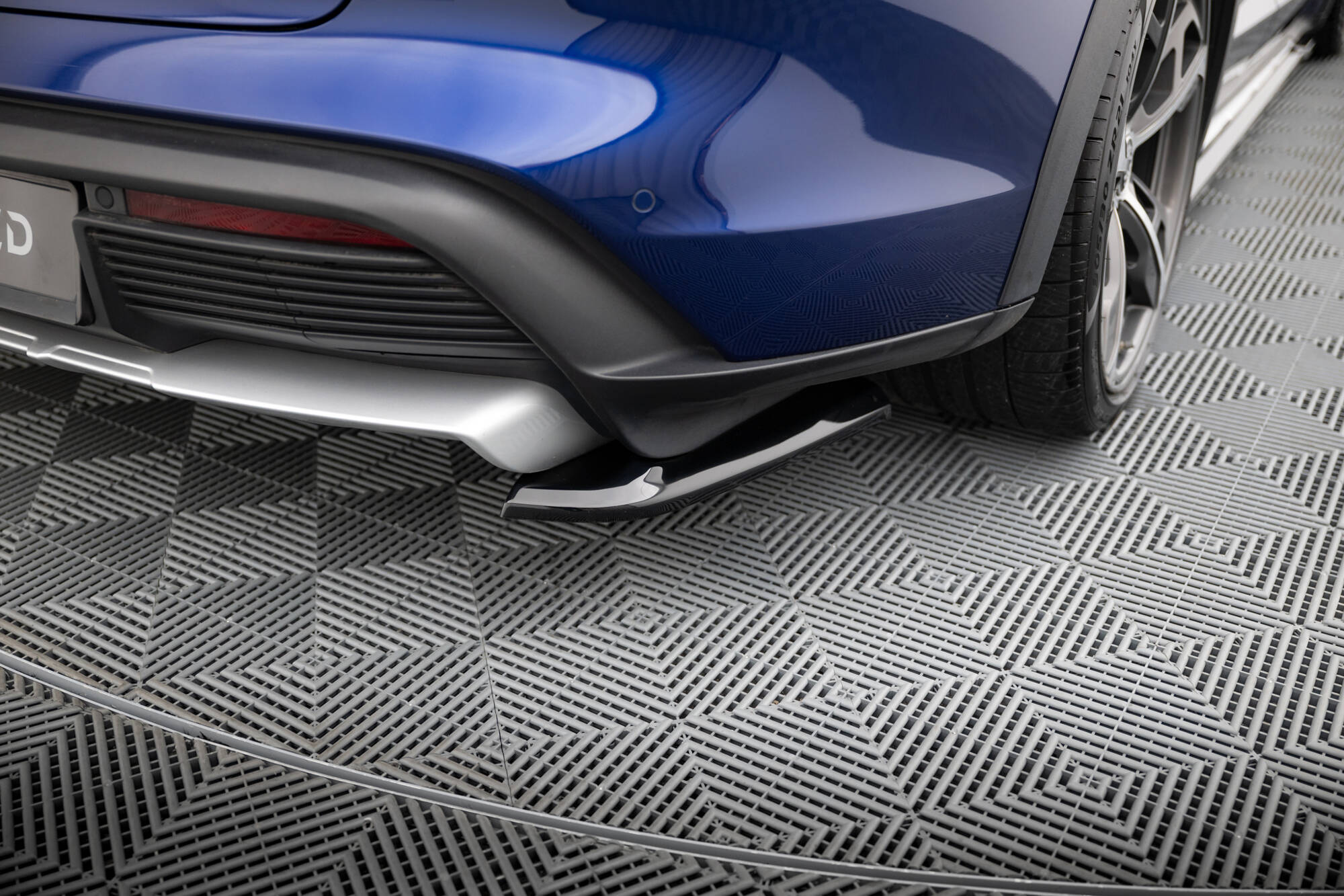 Maxton Heck Ansatz Flaps Diffusor für Porsche Taycan Cross Turismo 4S schwarz Hochglanz