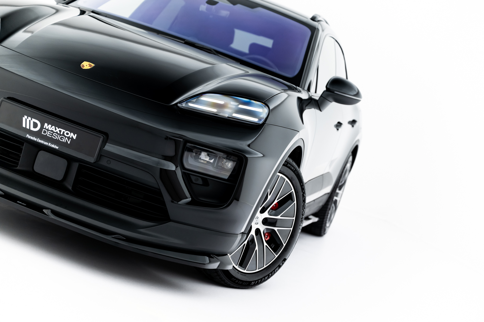 Maxton Front Ansatz für Porsche Macan EV Mk1 schwarz Hochglanz