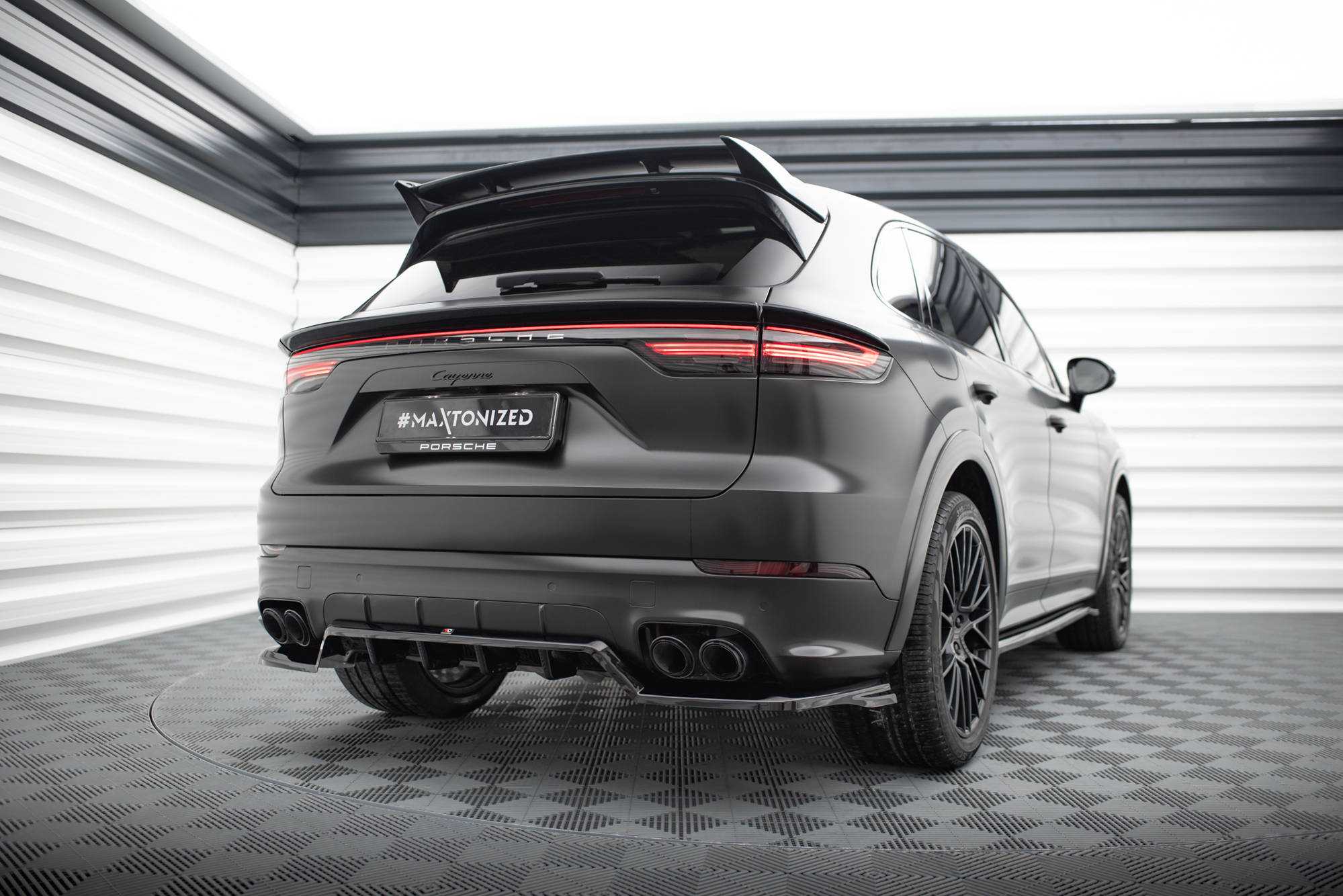 Maxton Mittlerer Cup Diffusor DTM Look Heck Ansatz für Porsche Cayenne Sport Design Mk3 schwarz Hochglanz