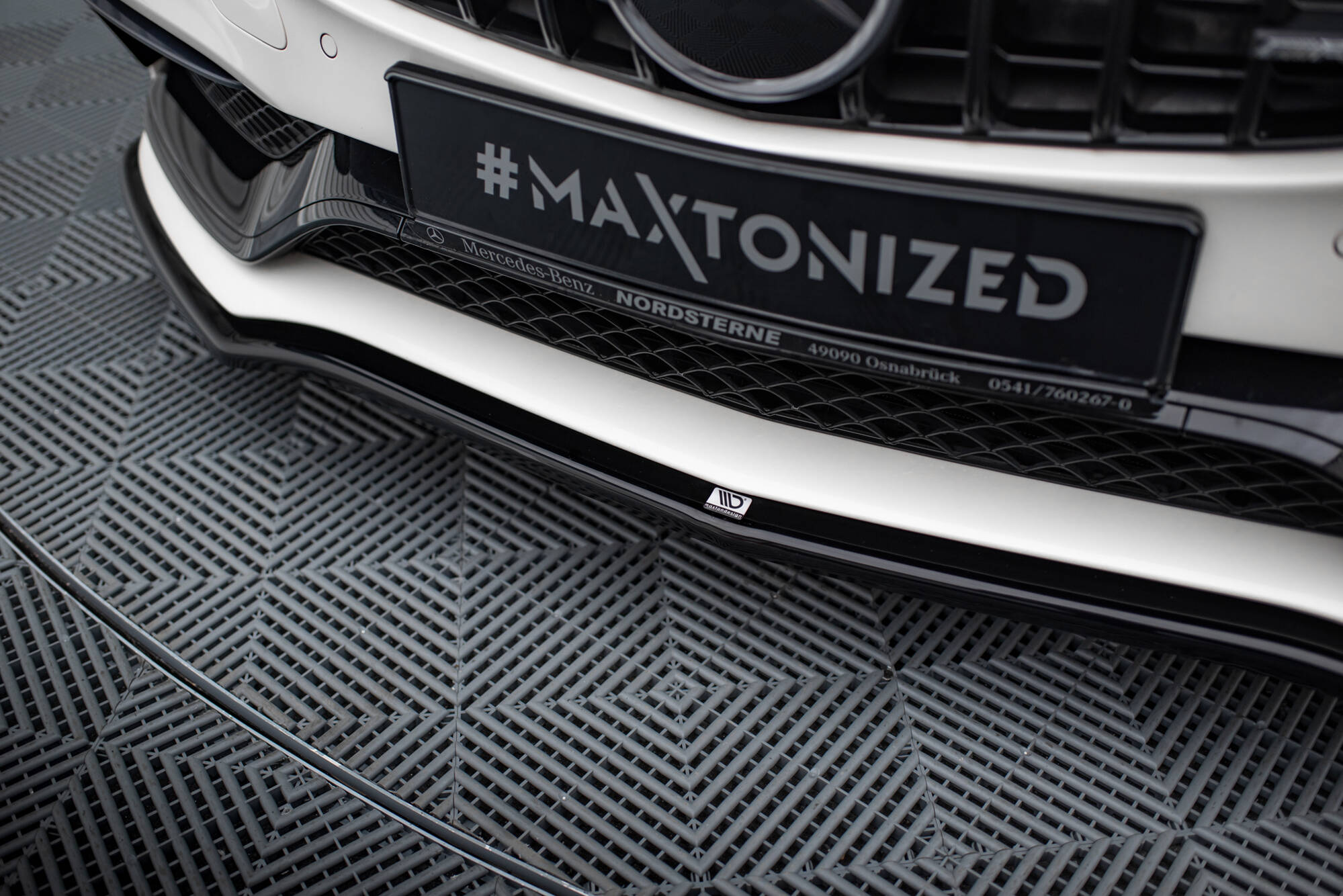 Maxton Front Ansatz V.1 für Mercedes-AMG C63 Limousine / Kombi W205 / S205 schwarz Hochglanz
