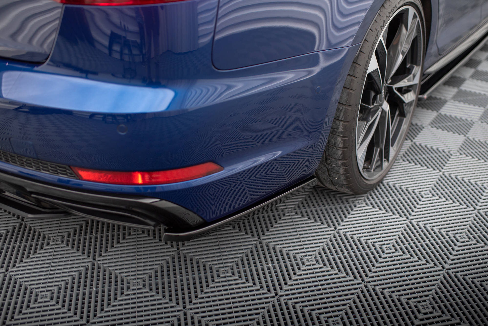 Maxton Heck Ansatz Flaps Diffusor passend für A4 Competition B9  schwarz Hochglanz
