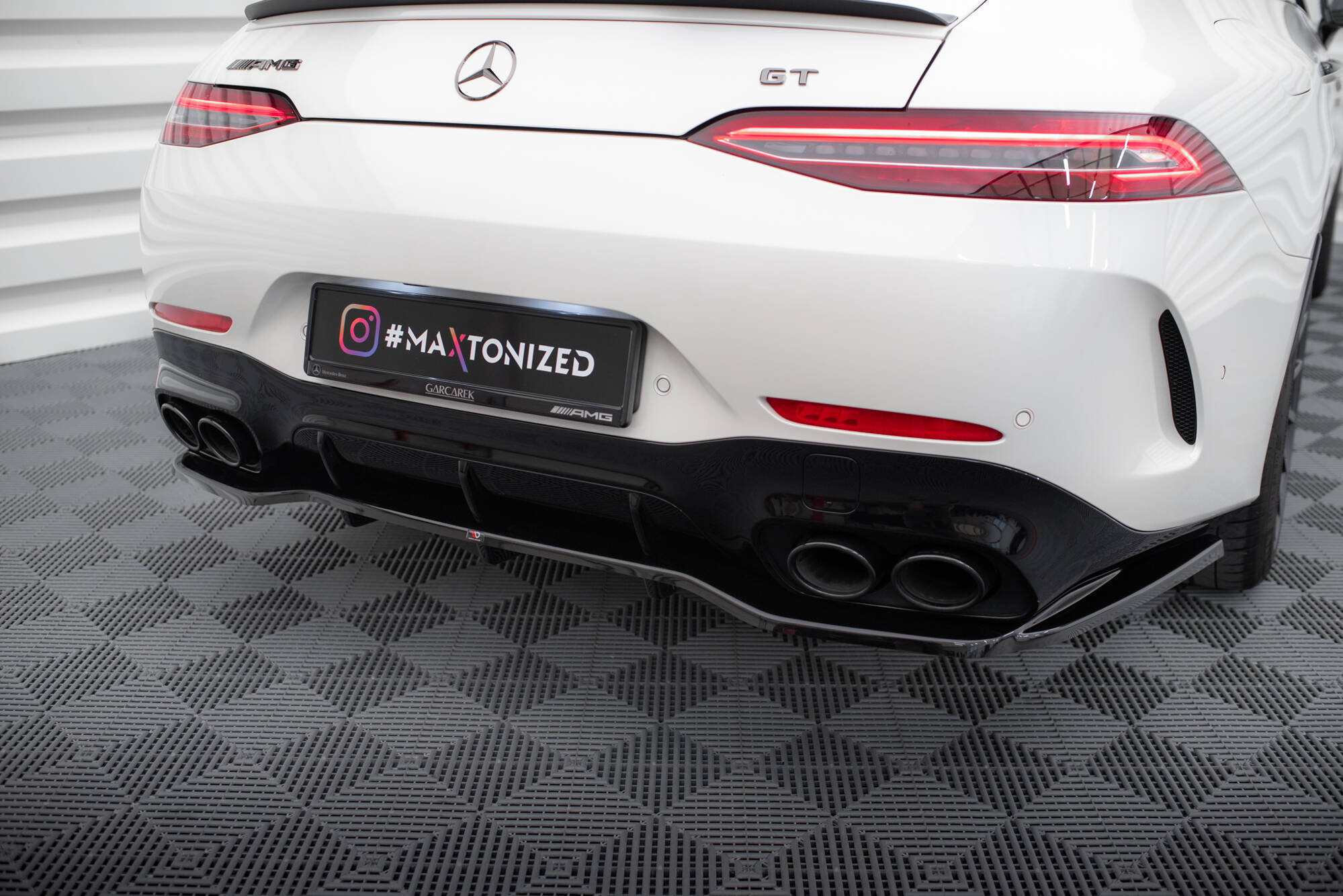 Maxton Mittlerer Cup Diffusor DTM Look Heck Ansatz für Mercedes-AMG GT 43 4 Door Coupe V8 Styling Package X290 schwarz Hochglanz