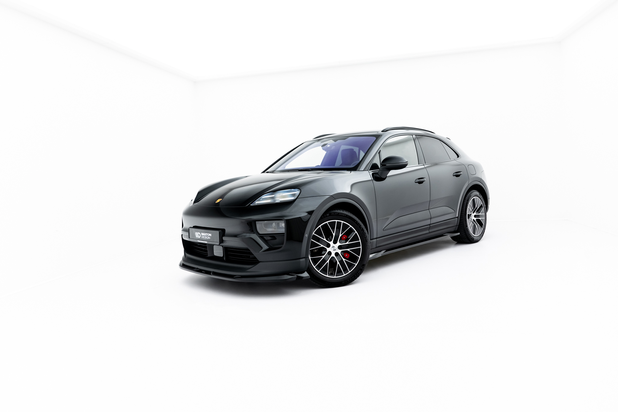 Maxton Front Ansatz für Porsche Macan EV Mk1 schwarz Hochglanz