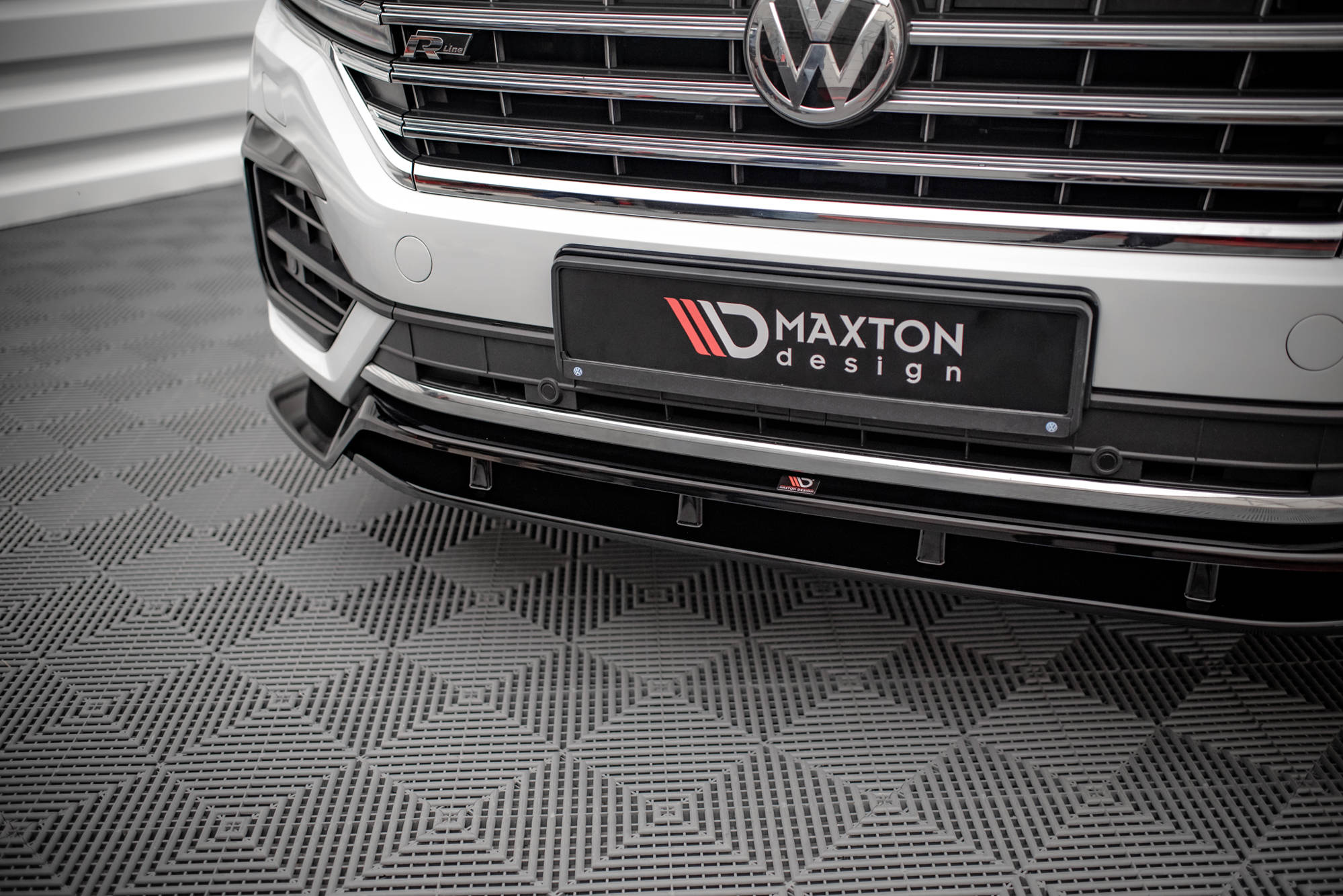 Maxton Front Ansatz für VW Touareg R-Line Mk3 schwarz Hochglanz
