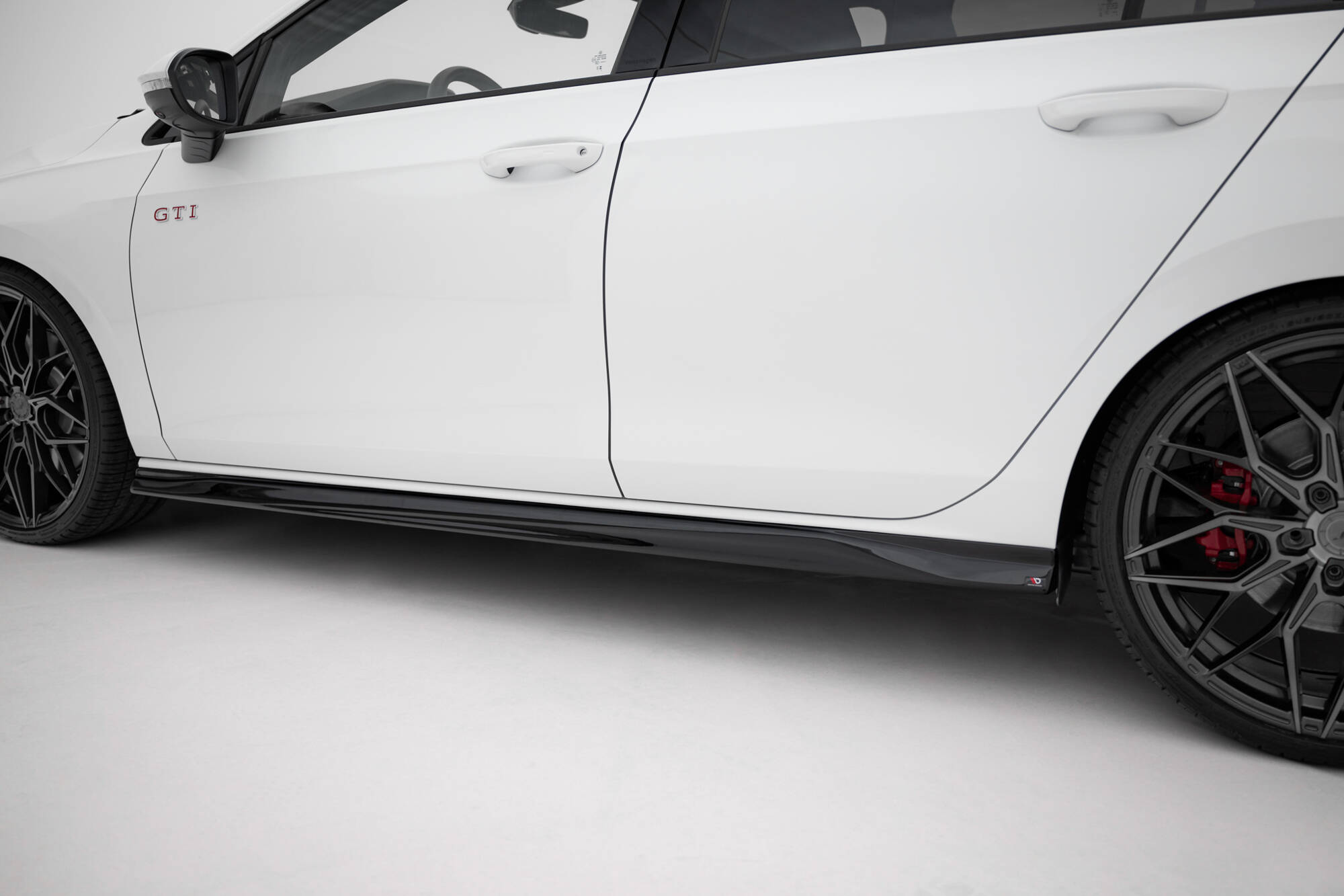 Maxton Seitenschweller Ansatz für V.3 für VW Golf GTI / GTE / GTI Clubsport / GTD / R-Line Mk8 schwarz Hochglanz