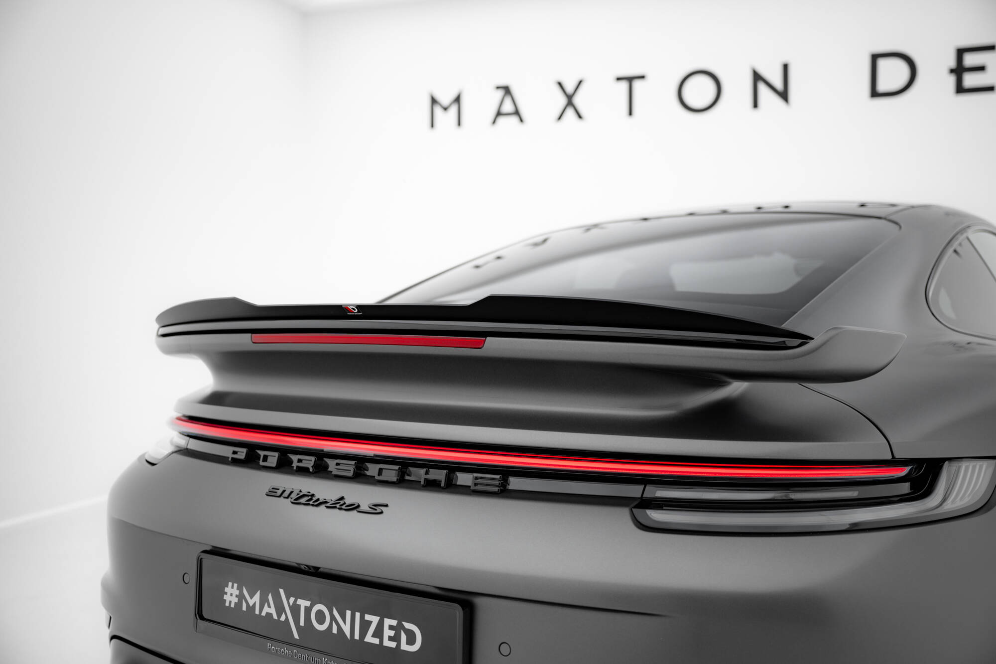 Maxton Spoiler CAP für Porsche 911 Turbo S Sport Package 992 schwarz Hochglanz