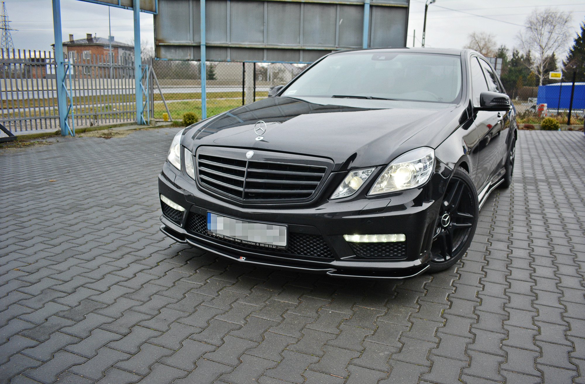 Maxton Front Ansatz V.1 für Mercedes E63 AMG W212  schwarz Hochglanz