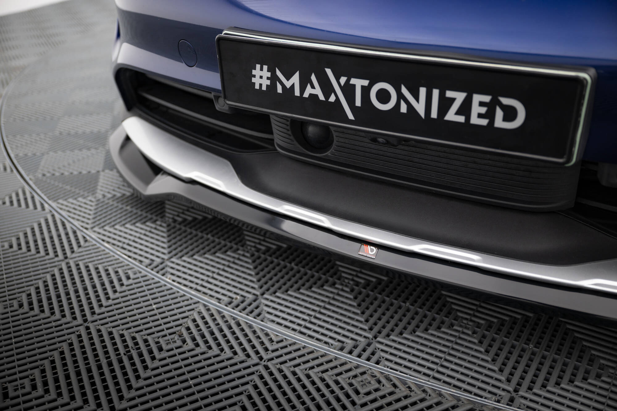 Maxton Front Ansatz für Porsche Taycan Cross Turismo 4S schwarz Hochglanz