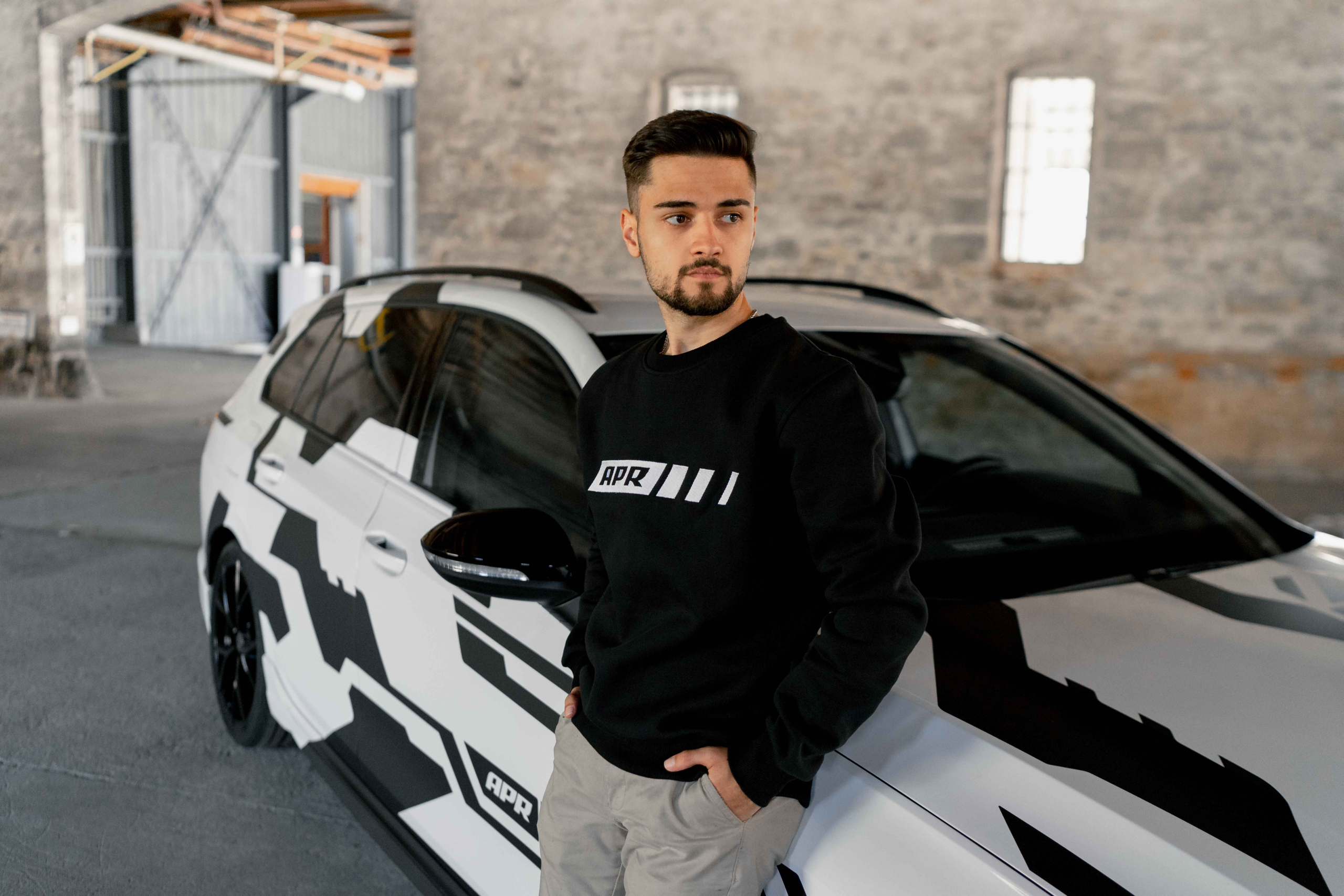 Premium APR Essentials Sweater Stick weiss