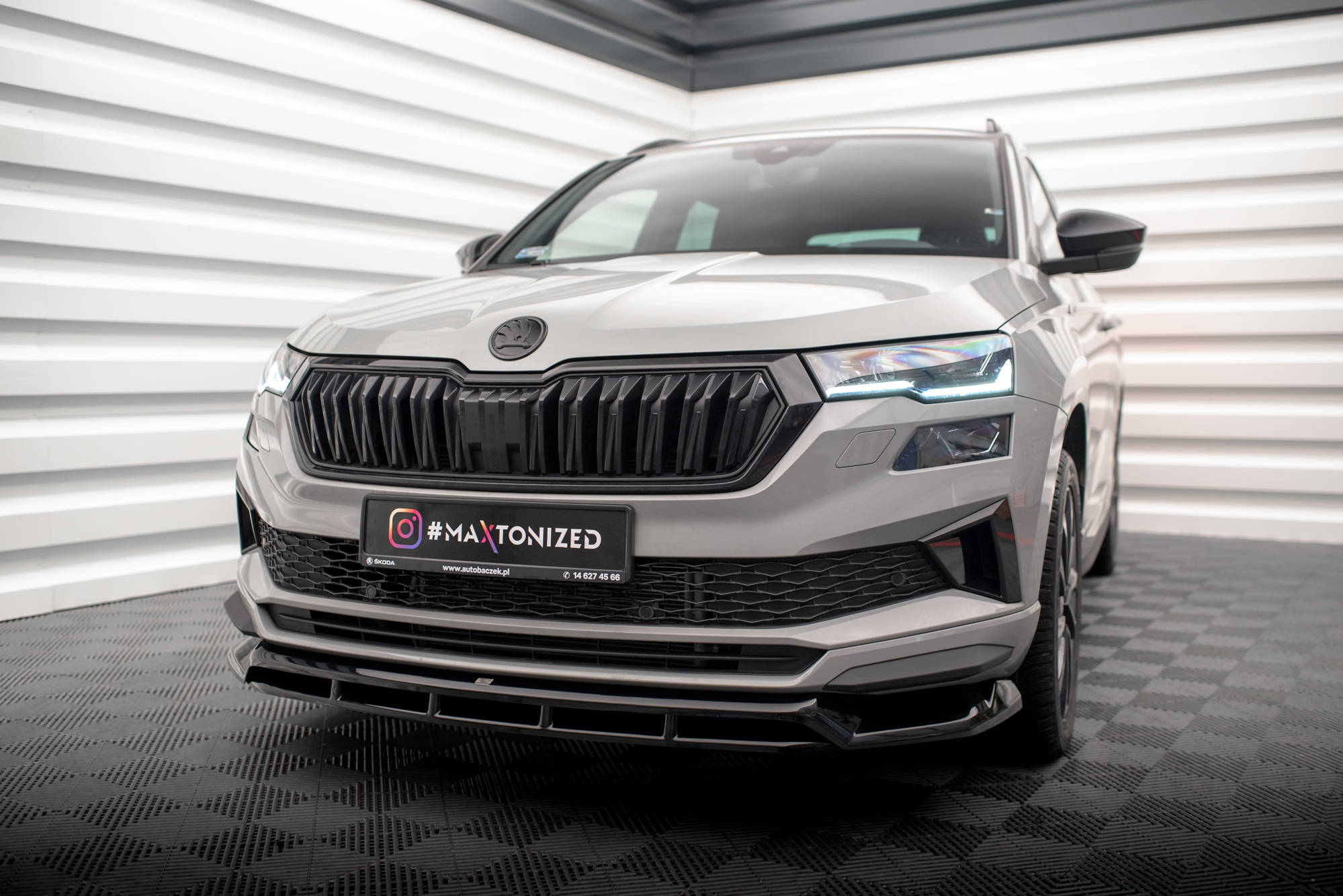 Maxton Front Ansatz passend für Karoq Sportline Mk1 Facelift schwarz Hochglanz