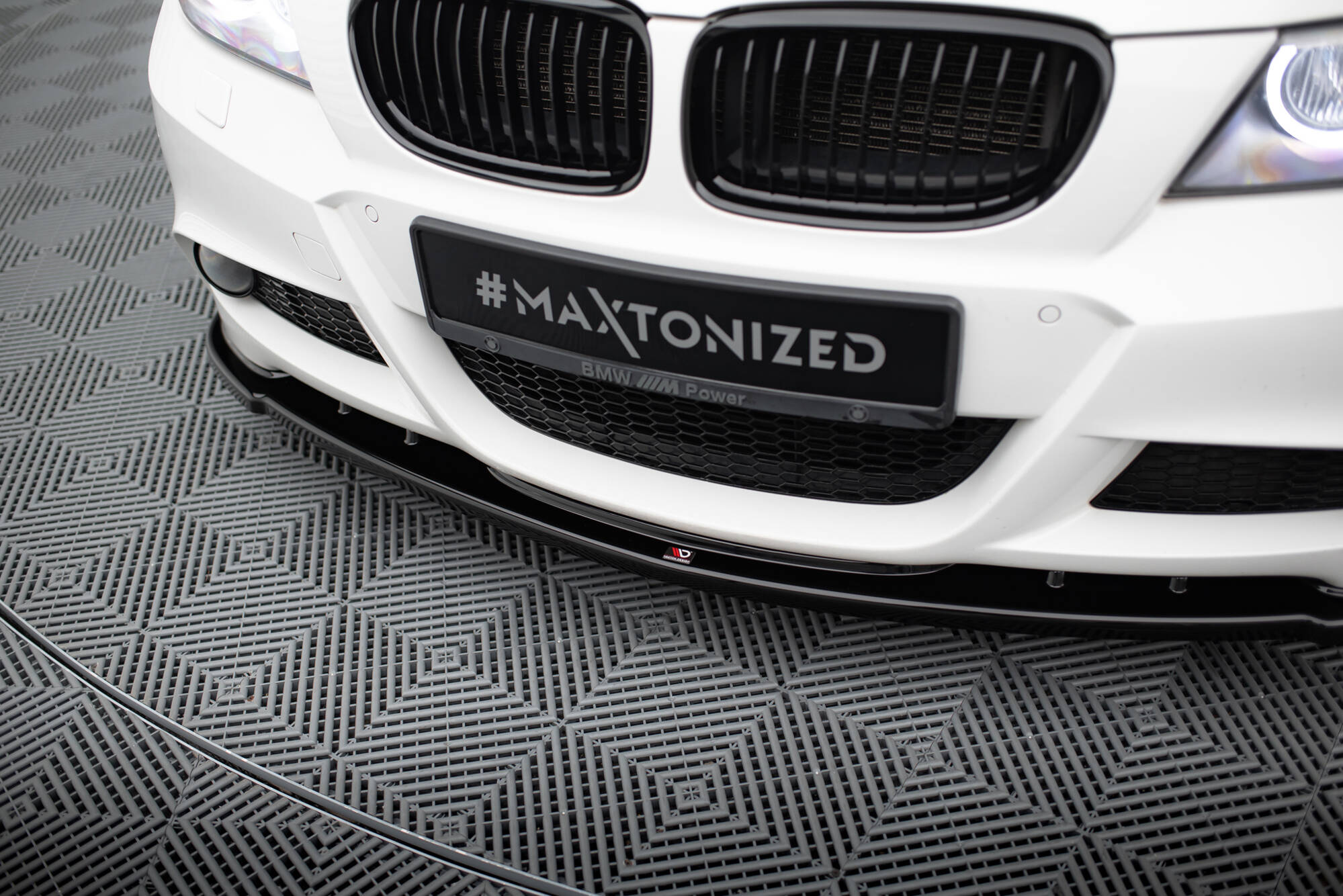 Maxton Front Ansatz V.1 für BMW 3er Limousine / Touring M-Paket E90 / E91 Facelift schwarz Hochglanz